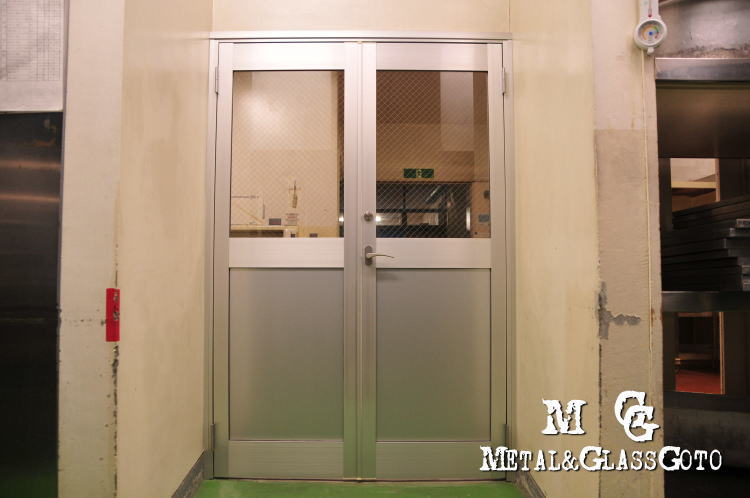 東京都東村山市 両開き店舗ドア 取付工事