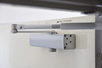 �h�A�N���[�U�[����