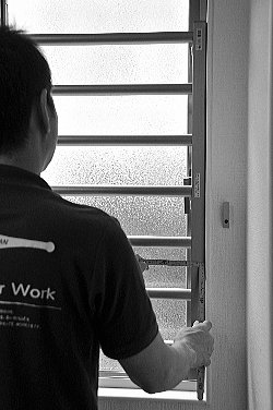 LIXIL �����ʊi�q ��t�Ǝ�