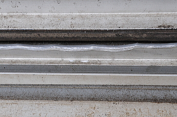 ステンレス車輪で削られたレール