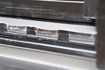 潰れたレールの水抜き部分