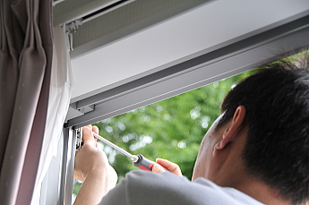 LIXIL �X�^�C���V�F�[�h ��t�Ǝ�