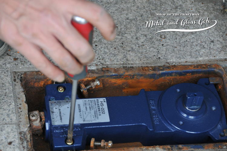 埼玉県所沢市 フロアヒンジ交換修理 