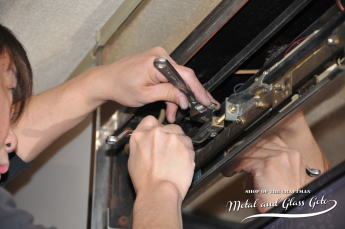 東京都東村山市 自動ドア エンジンベルト交換修理 