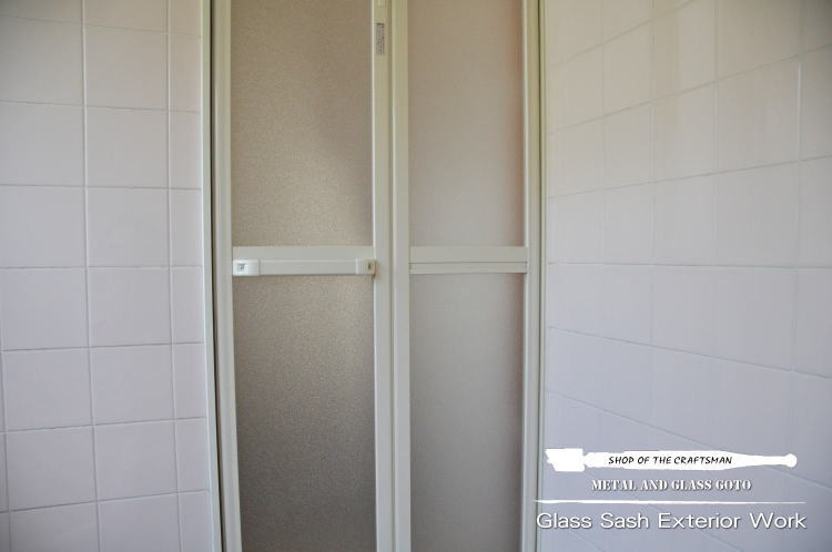 東京都東大和市 YKKAP 浴室中折れ戸 交換工事 