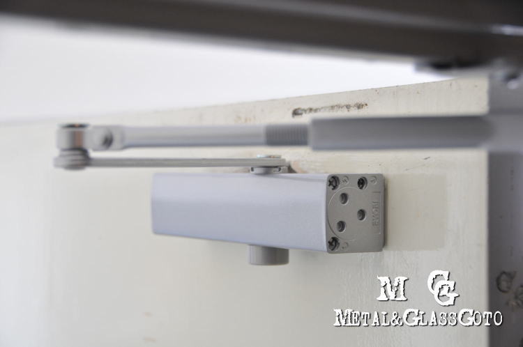 東京都杉並区 マンション玄関ドア調整修理・ドアクローザ交換 