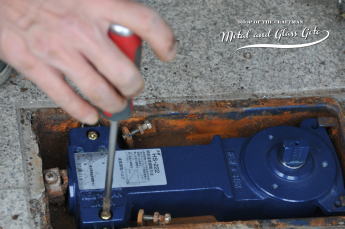 埼玉県所沢市 フロアヒンジ 交換修理 